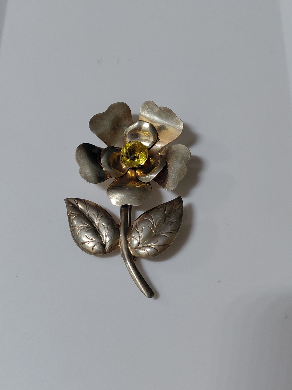 VINTAGE STERLING SILVER FLOWER PIN WITH YELLOW STONE.